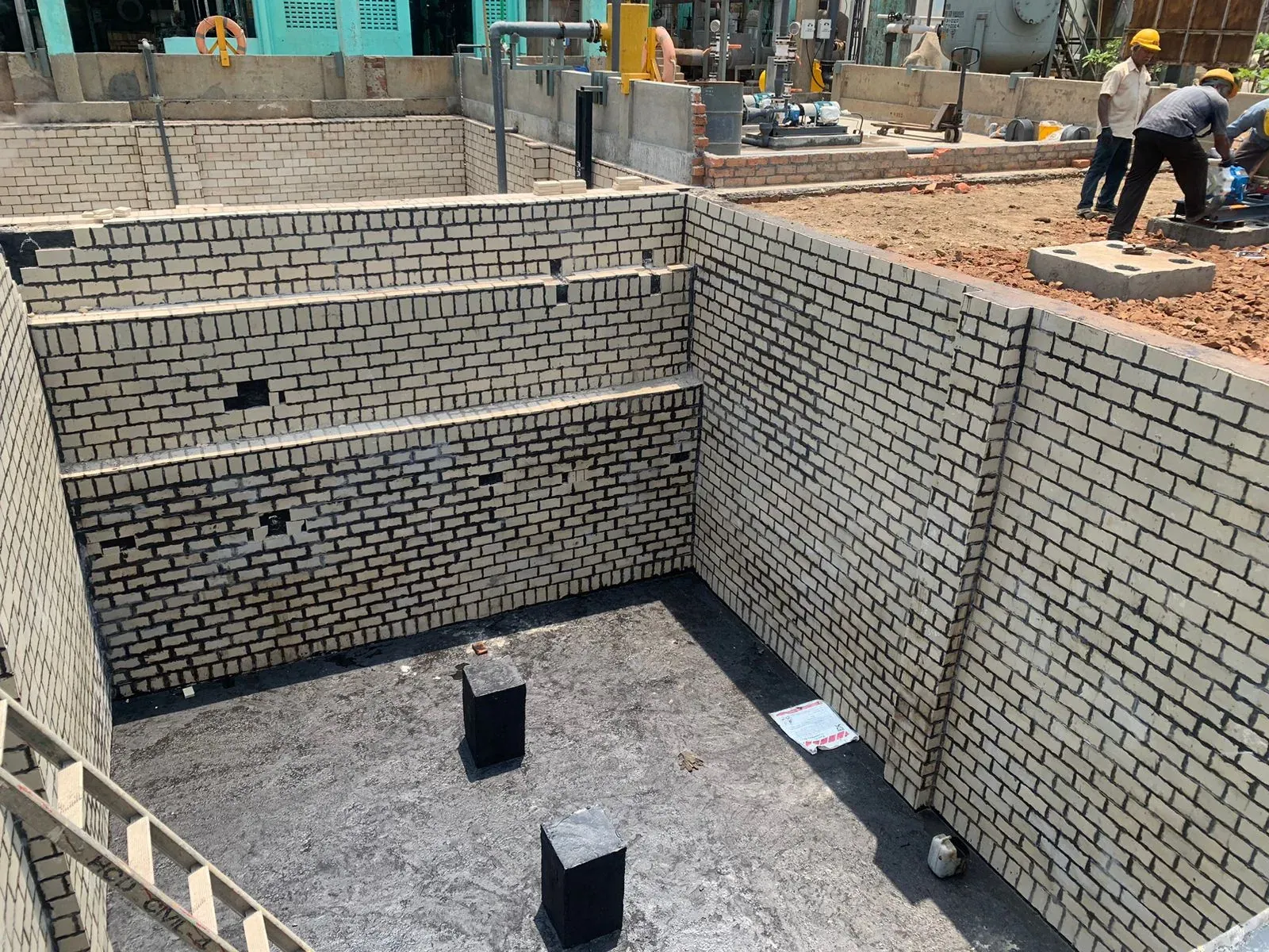 Acid-proof tile lining at aluminium electrolysis hall